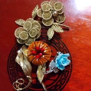 Estate sale bundle of vintage brooches~very beautiful